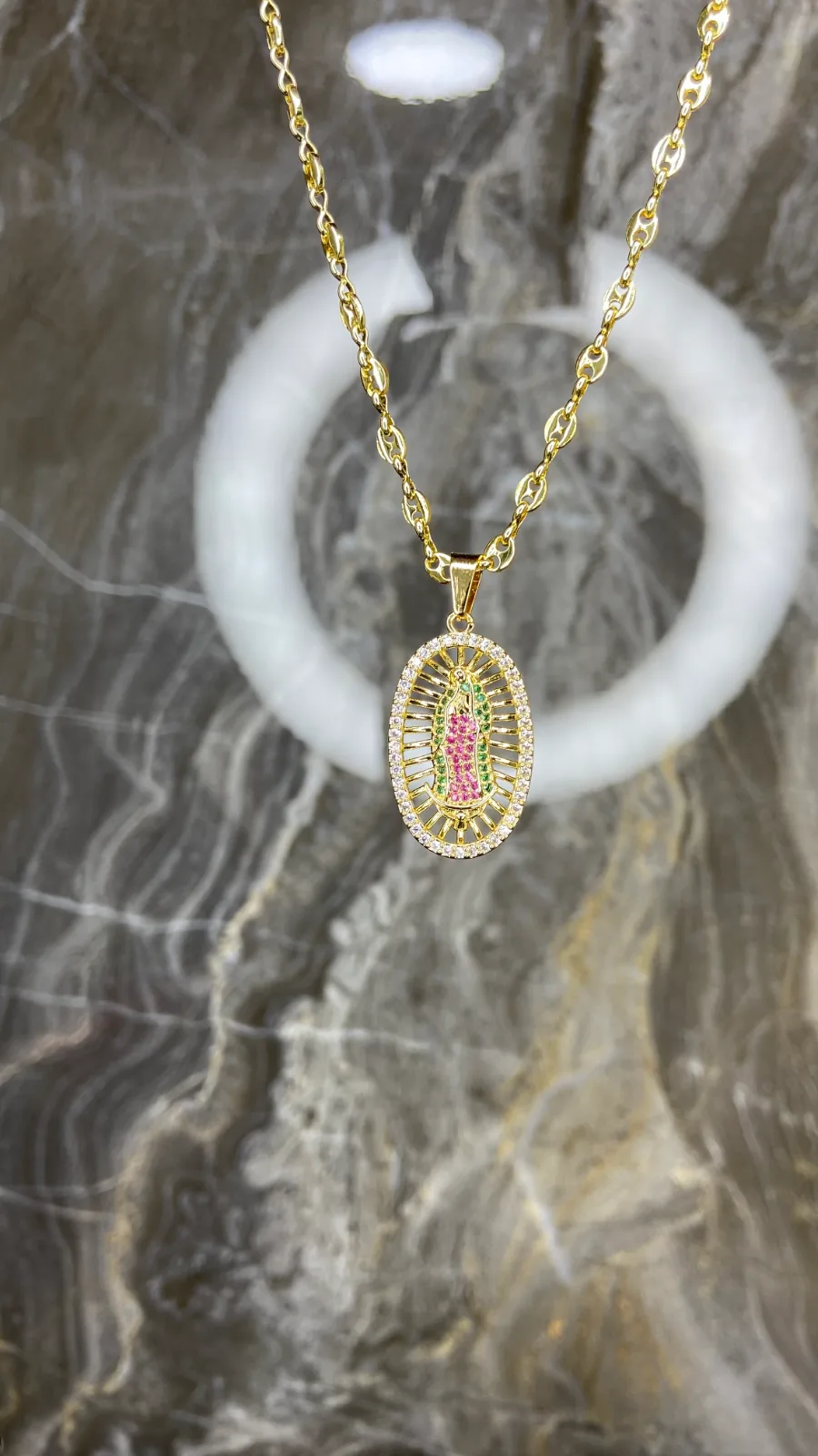 Cadena dorada  tejido Gucci Virgen