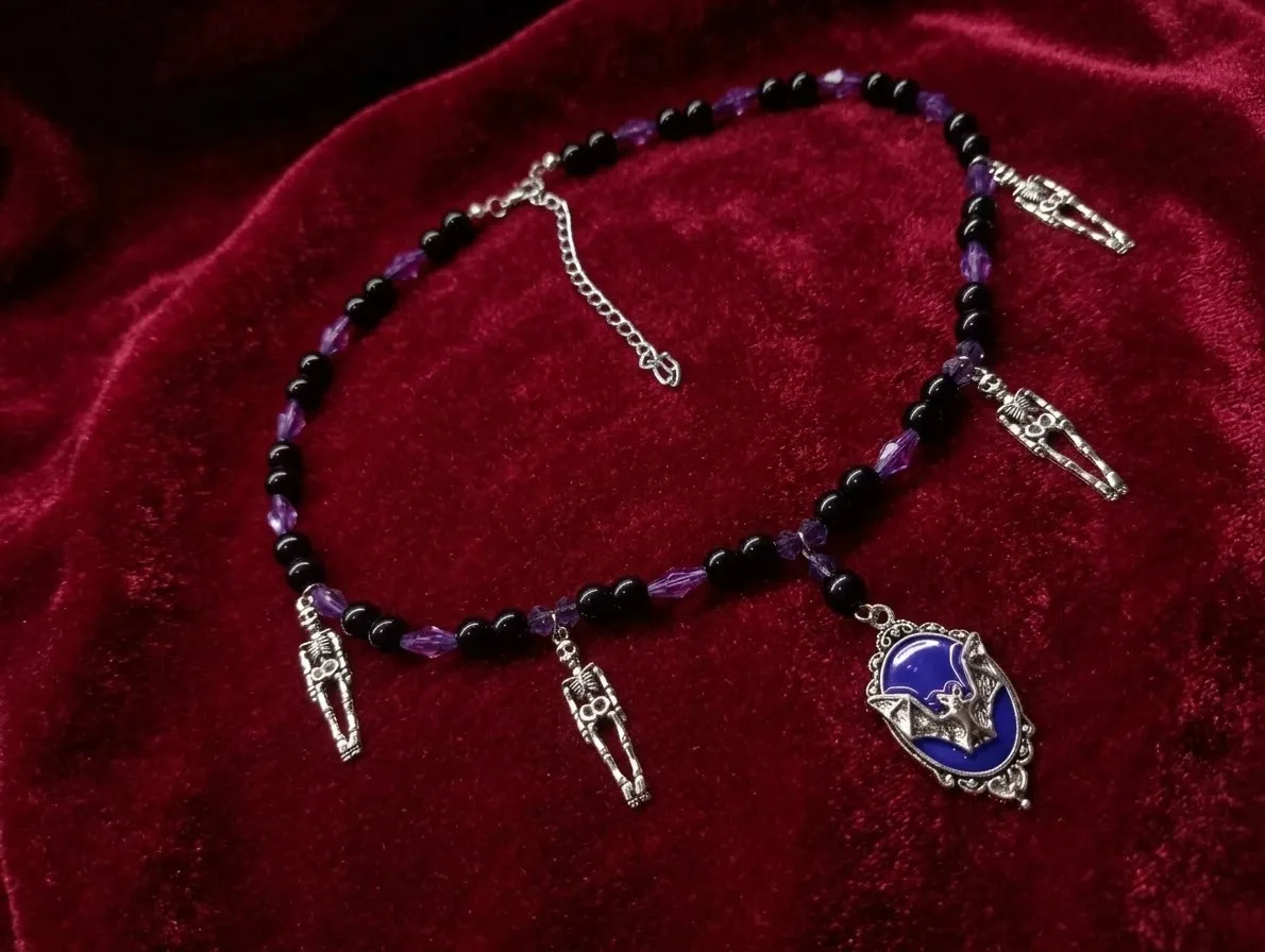 Collar gótico con camafeo murciélago morado — foto 2 de 4