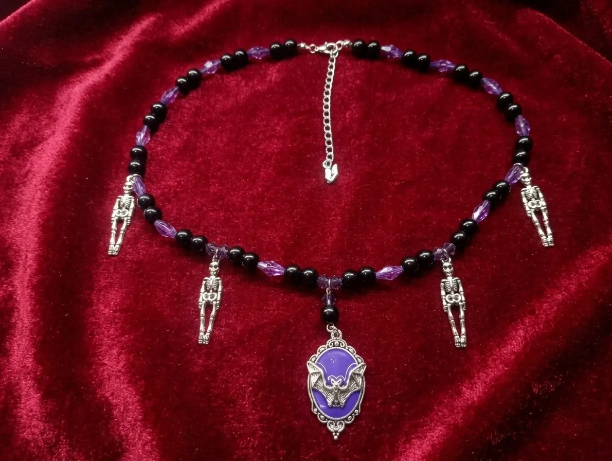 Collar gótico con camafeo murciélago morado — foto 3 de 4