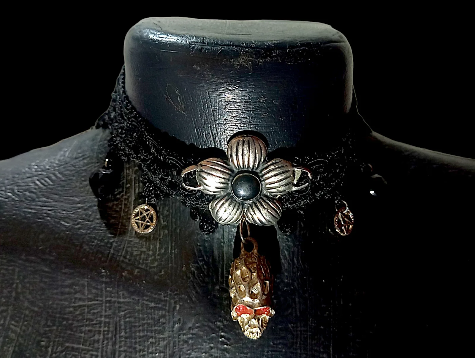 Gargantilla gótica skulldark — foto 2 de 6