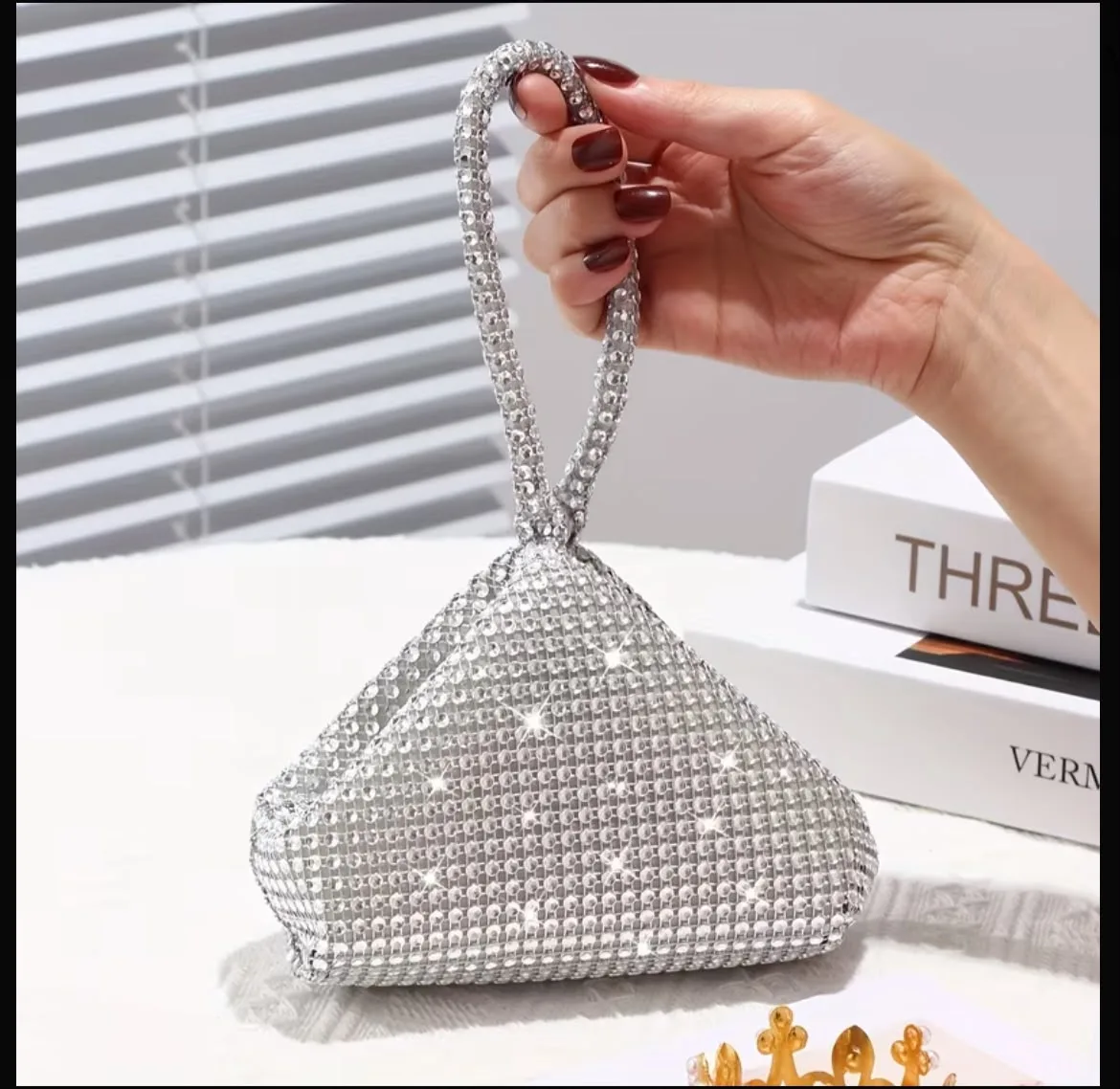 Bolso con pedrería brillante