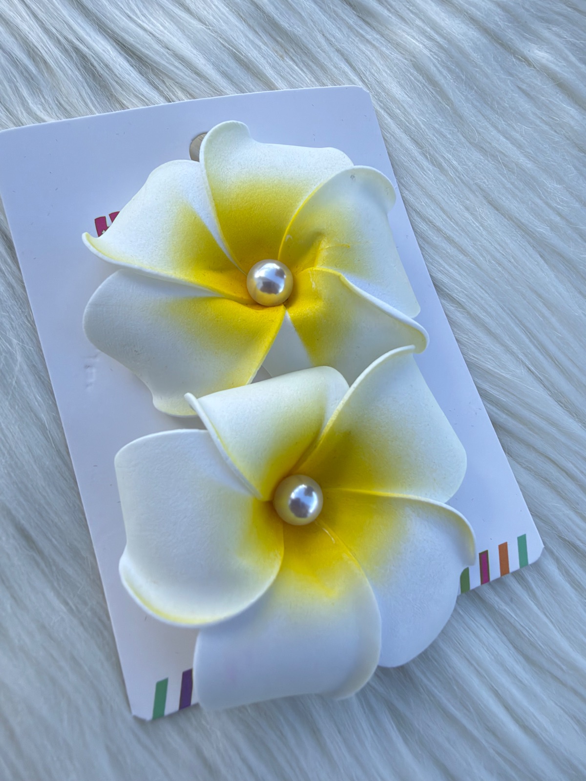 Clips, flor amarilla