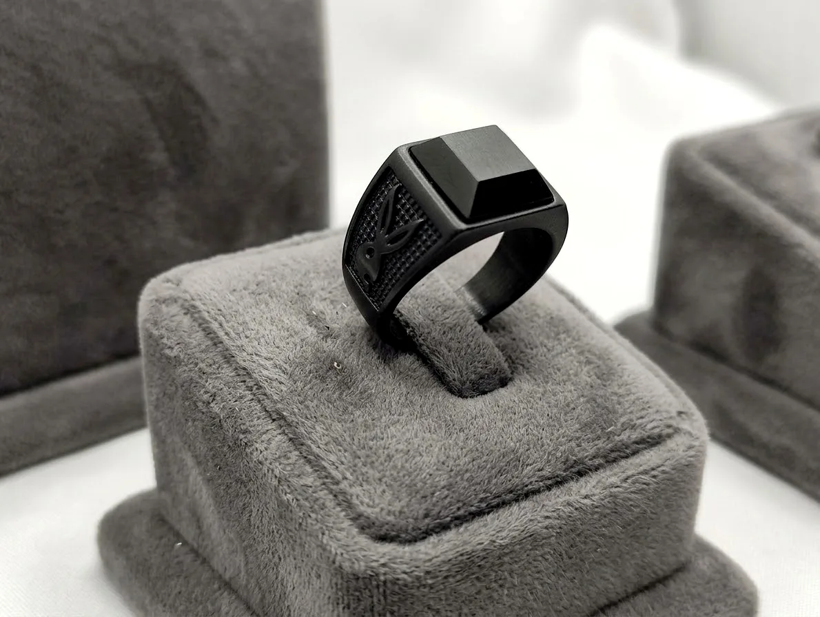 Anillo gótico negro grabado en conejo — foto 2 de 4