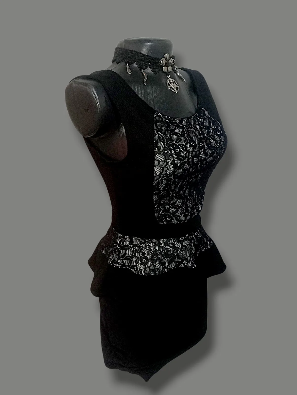 Vestido gótico negro corto encaje — foto 6 de 6