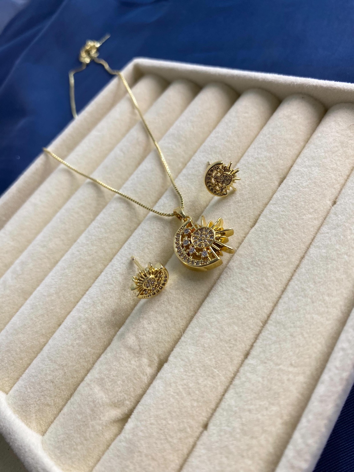 Set luna y sol (cadena y aretes)