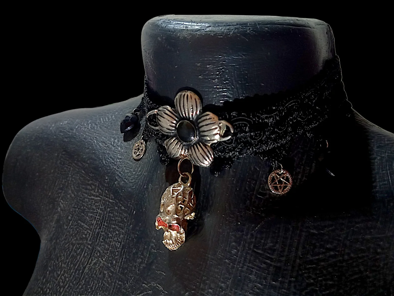 Gargantilla gótica skulldark — foto 4 de 6