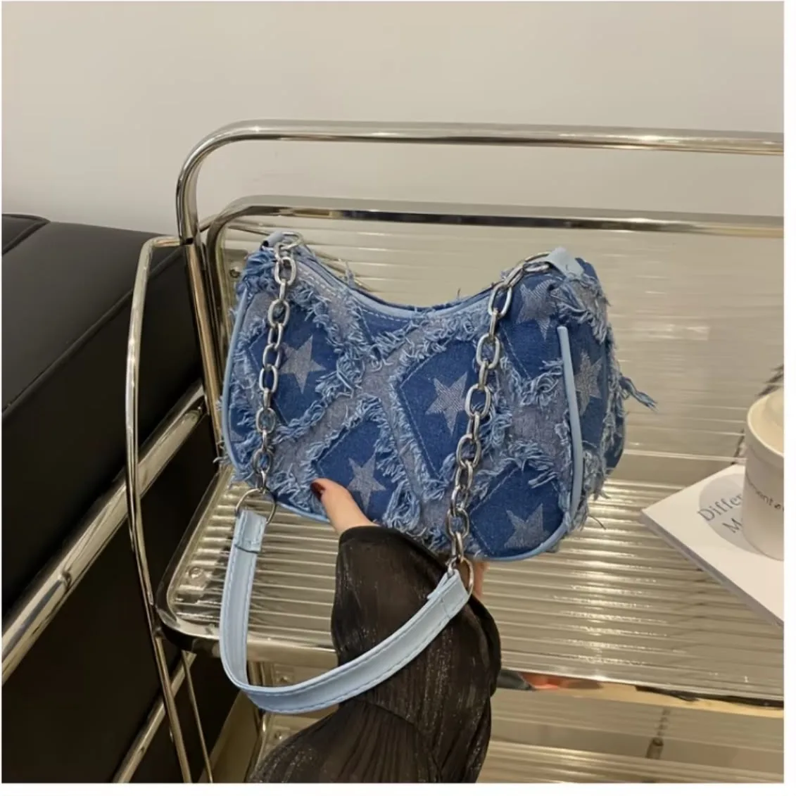 cartera azul con cadena