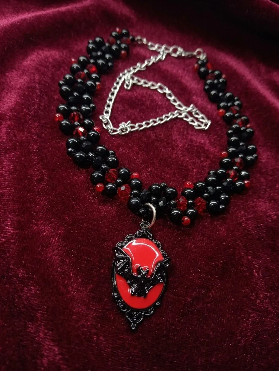 Gargantilla gótica tejida y camafeo negro con rojo — foto 3 de 6