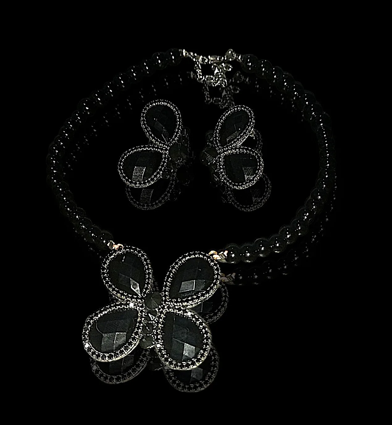 Gargantilla y Aretes mariposa resina y perlas — foto 5 de 5