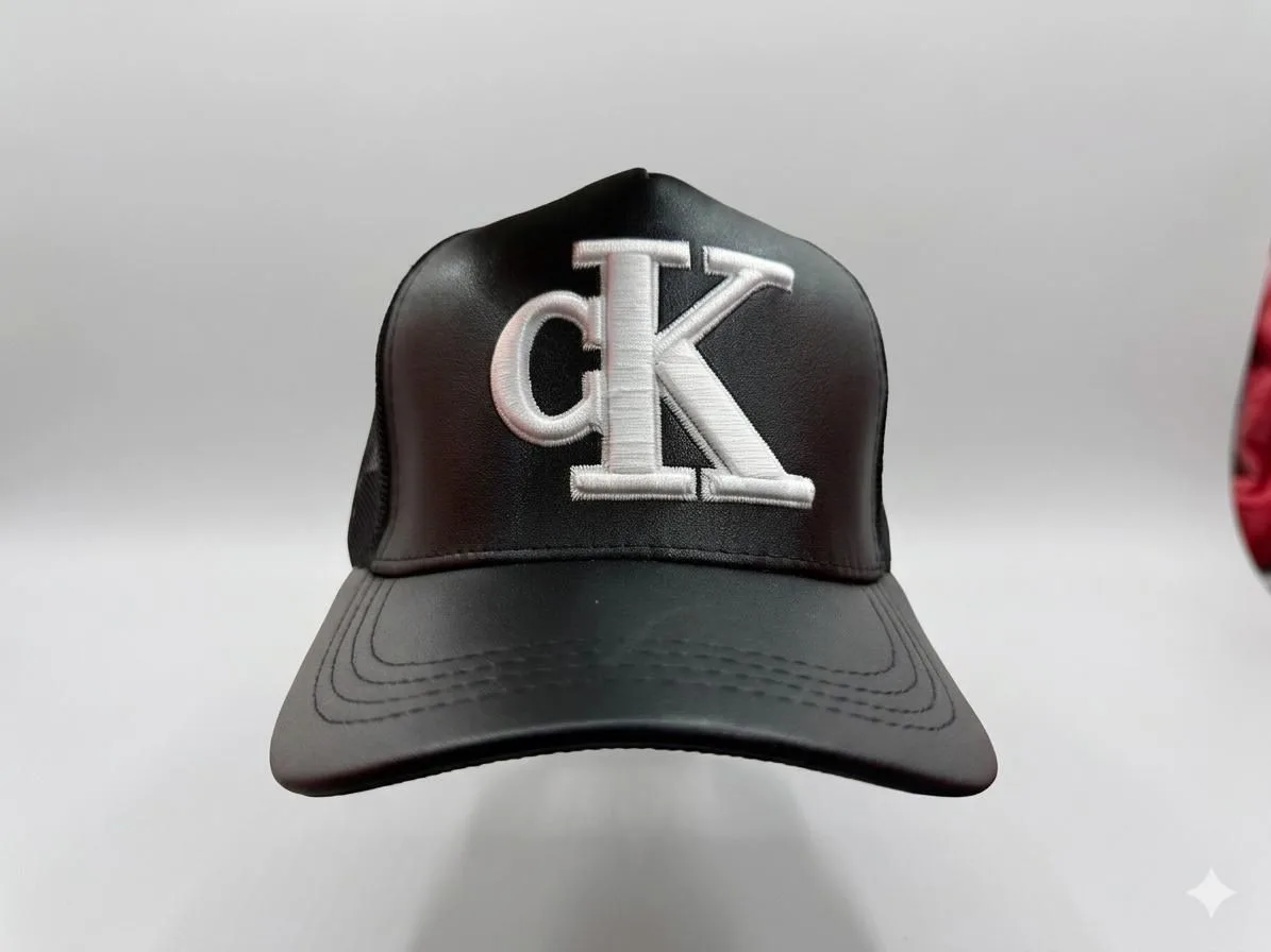 GORRA CK CUERO NEGRO