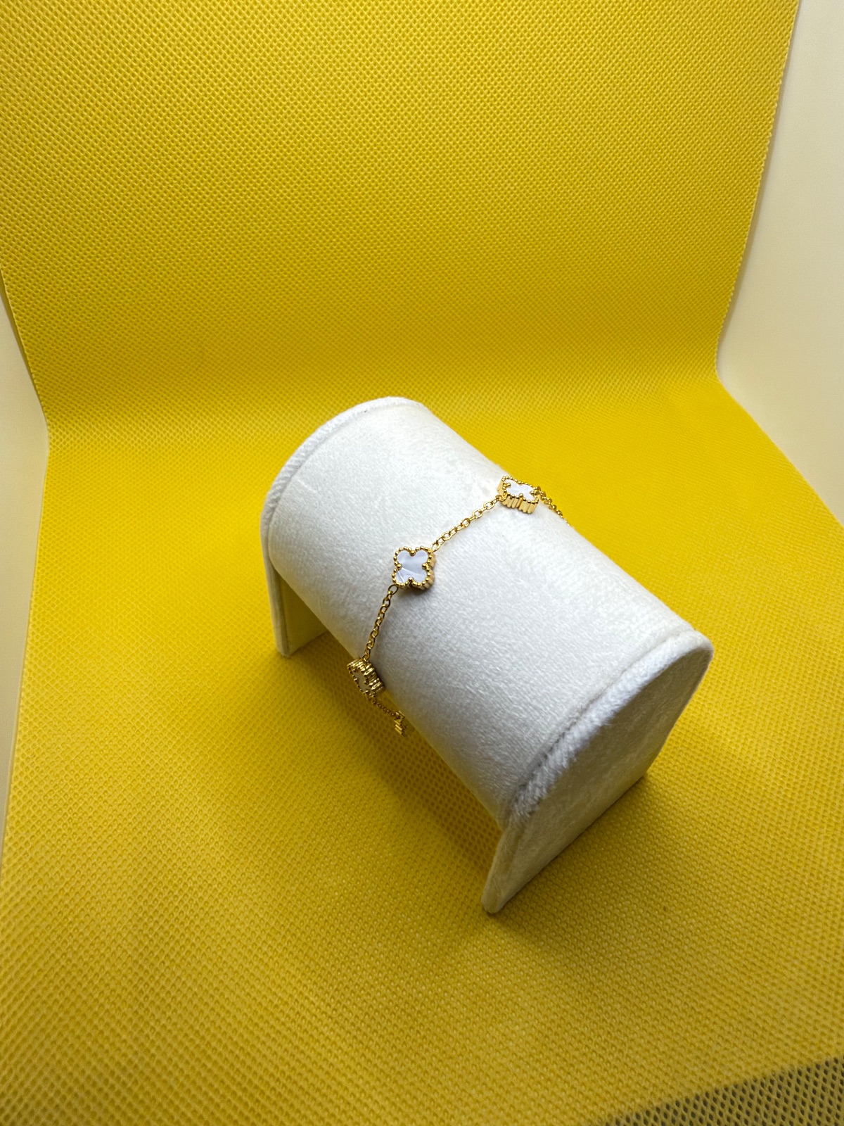 Pulsera trébol blanca — foto 2 de 2