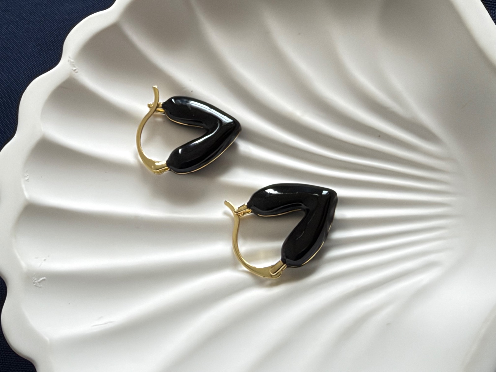 Aretes corazón negros — foto 3 de 3