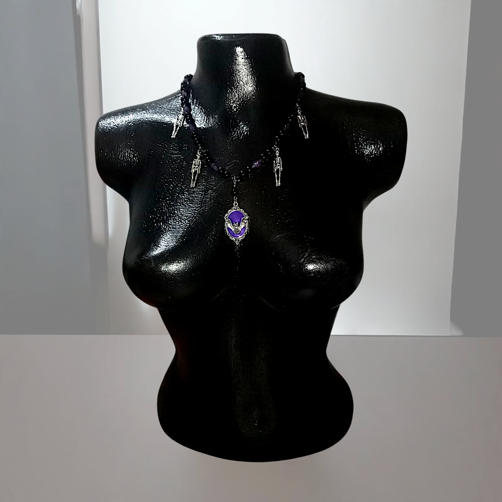Collar gótico con camafeo murciélago morado — foto 4 de 4