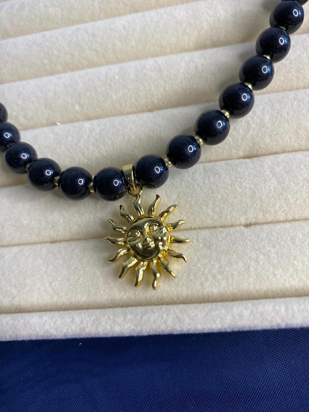 Collar sol, perlas negras