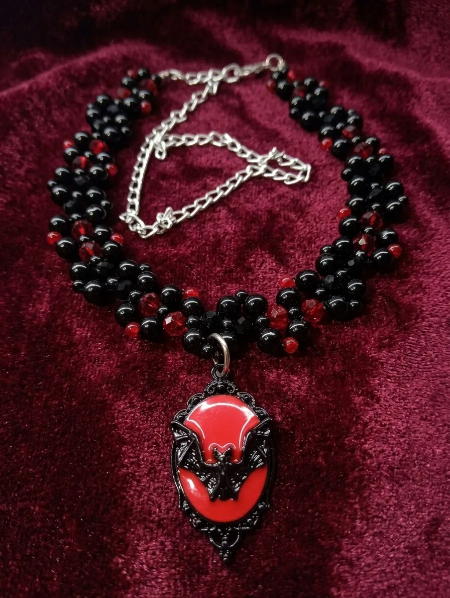 Gargantilla gótica tejida y camafeo negro con rojo — foto 2 de 6
