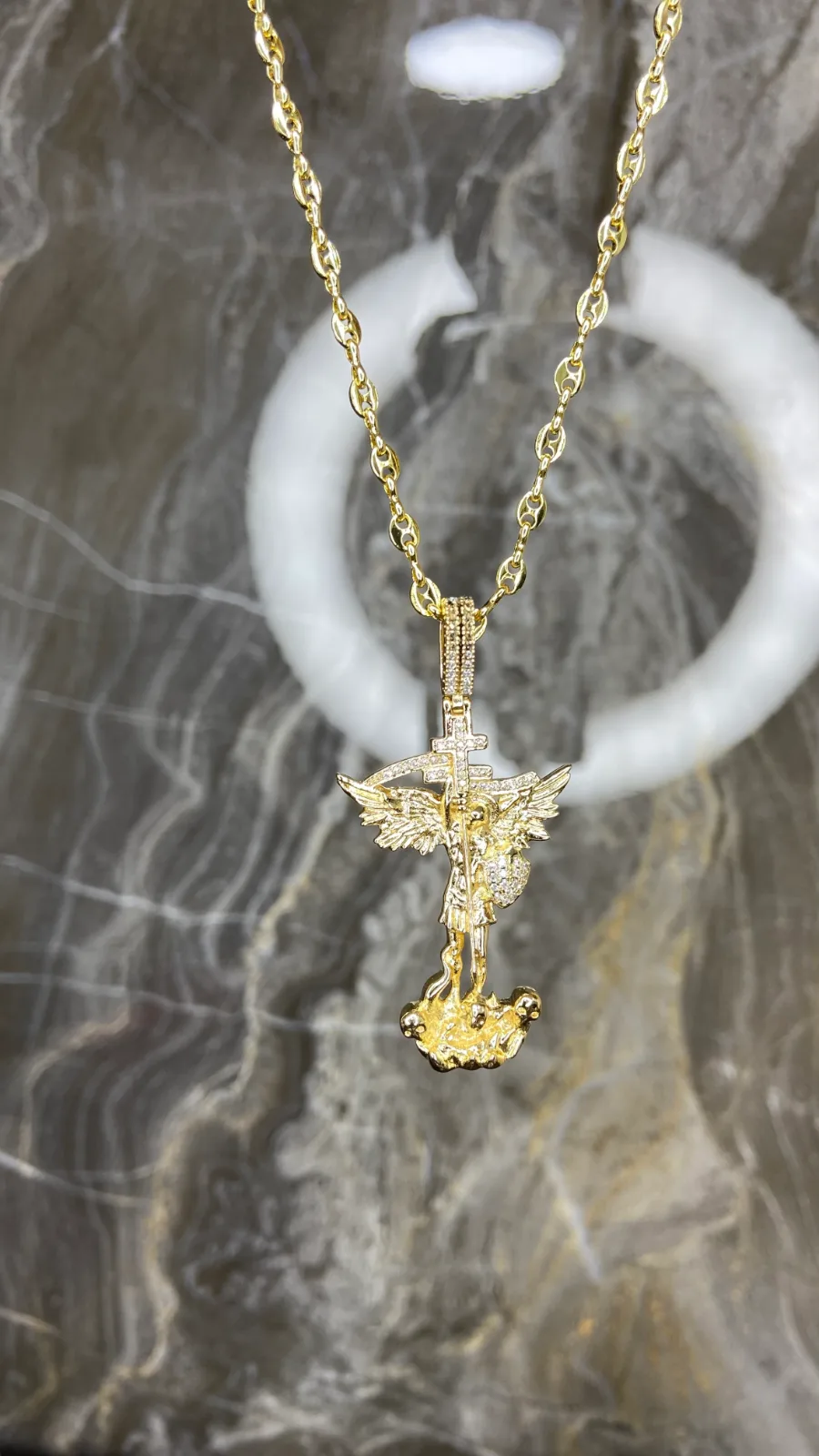 Cadena dorada  tejido Gucci Angel
