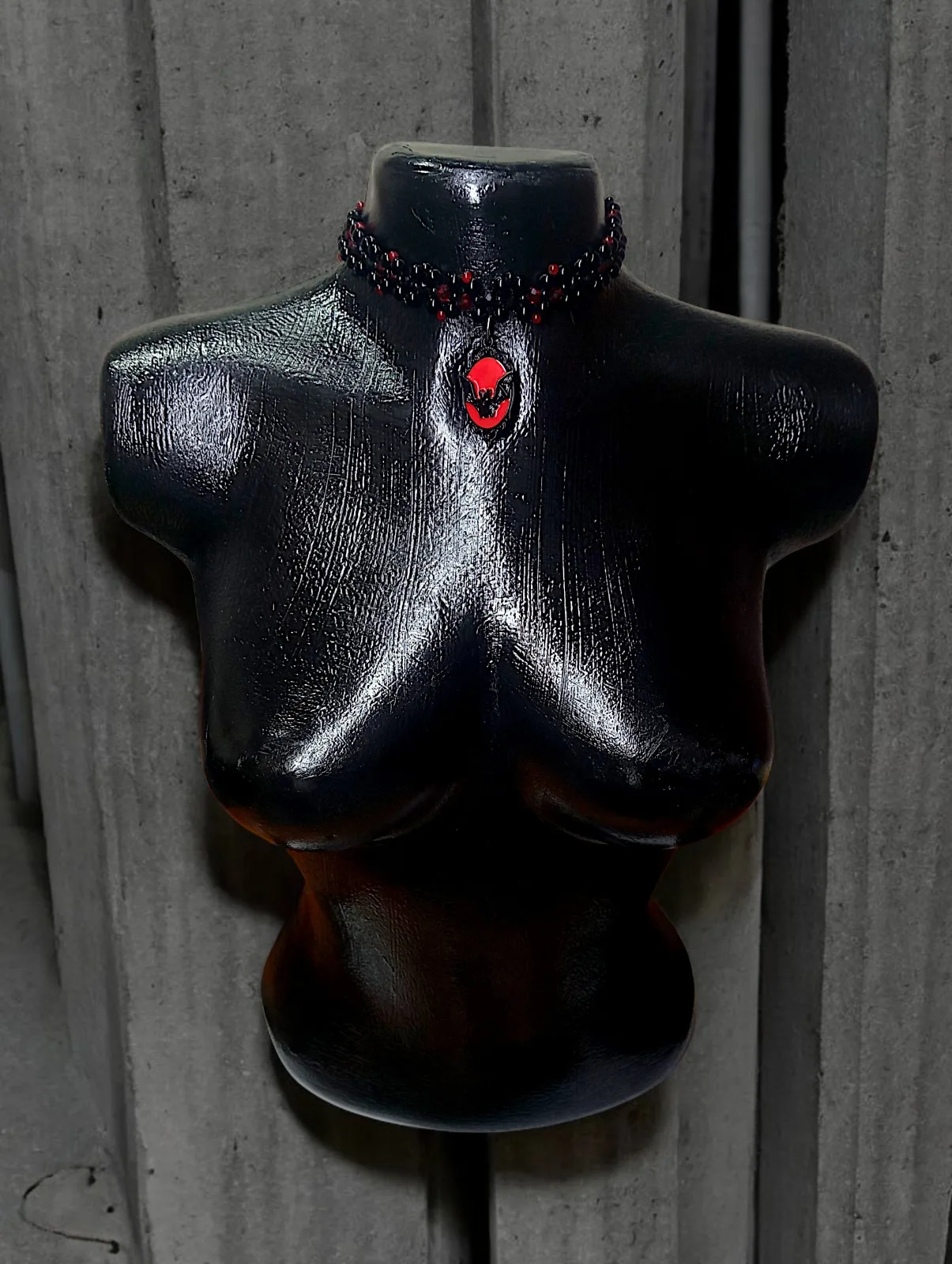 Gargantilla gótica tejida y camafeo negro con rojo — foto 6 de 6
