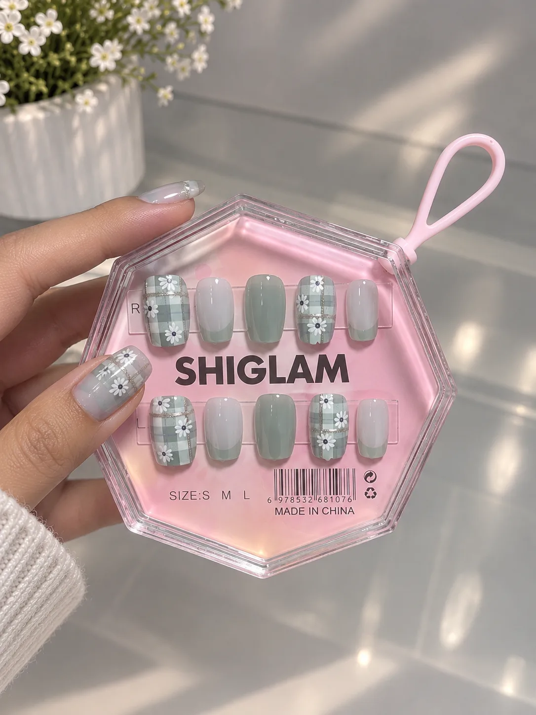 Uñas sheglam azul con flores
