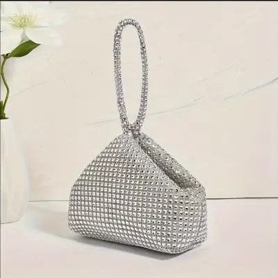 Bolso con pedrería brillante