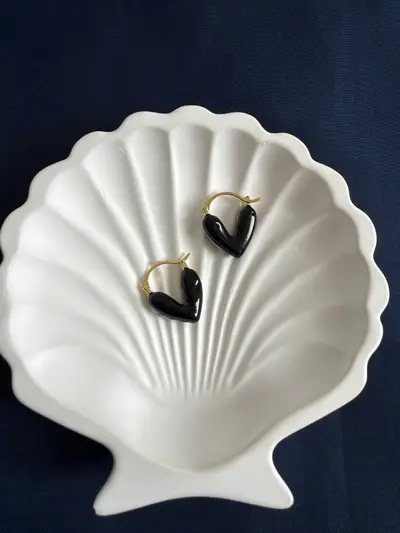 Aretes corazón negros