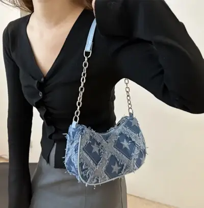 cartera azul con cadena
