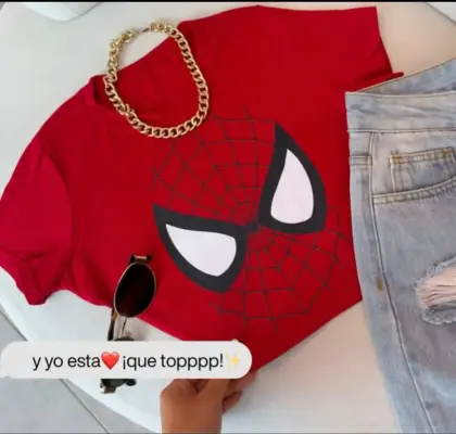 Camiseta roja Spider estilo juvenil.