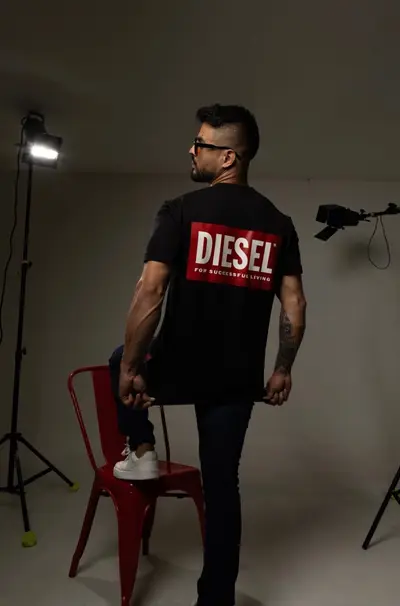 CAMISETA DIESEL NEGRA LOGO ROJO