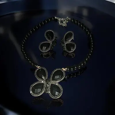 Gargantilla y Aretes mariposa resina y perlas