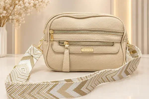 Bolso beige con textura granulada correa gruesa