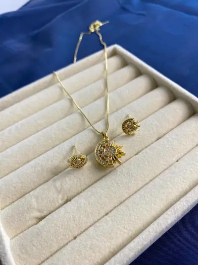 Set luna y sol (cadena y aretes)