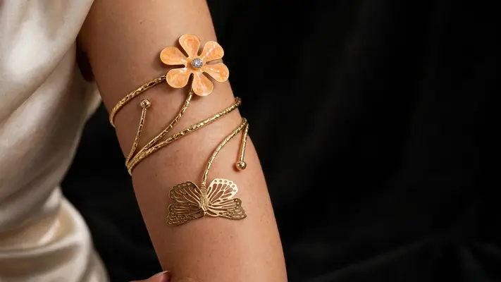 BRAZALETE DE ACERO EN FORMA DE FLORES