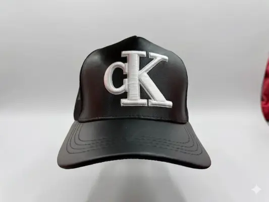 GORRA CK CUERO NEGRO