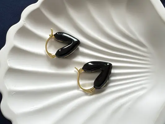 Aretes corazón negros