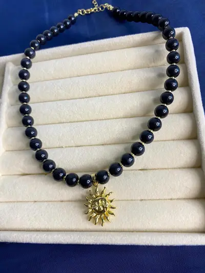 Collar sol, perlas negras