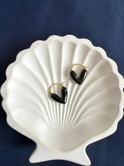 Aretes corazón negros