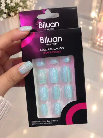 Uñas biluan azul con flores y brillo